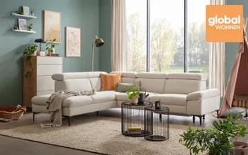 Moderne Wohncollage: links gemütliches Wohnzimmer mit Ecksofa und grüner Wand von Global Wohnen, rechts helle Küche mit Kochinsel von Global Küchen.  